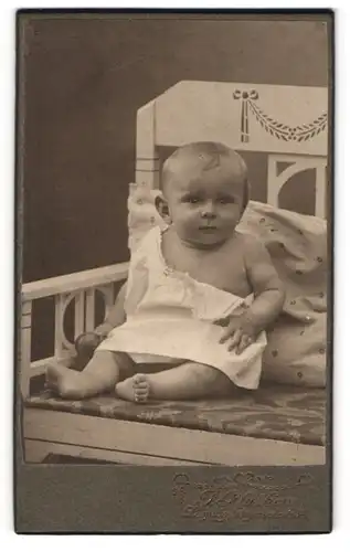 Fotografie J. Plathen, Leipzig, Bayerische Str. 38, Niedliches Baby mit Spielzeug in der Hand