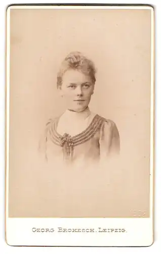 Fotografie Georg Brokesch, Leipzig, Zeitzerstrasse 2, Junge Dame mit Halskette