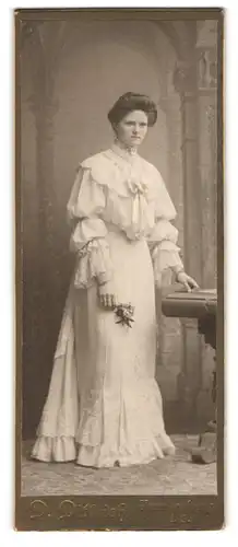 Fotografie D. Dittrich, Frankenberg i. S., Hübsche Dame im prächtigen Kleid