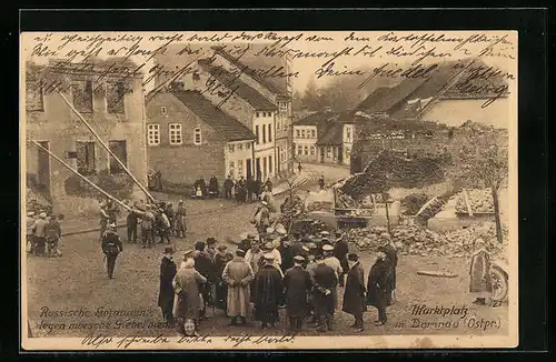 AK Domnau, Marktplatz, Russische Gefangene legen morsche Giebel nieder