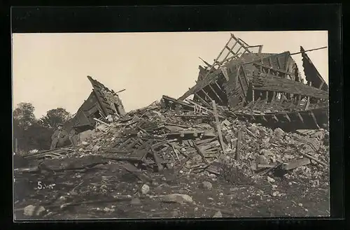 Foto-AK Warneton, Anblick eines zerstörten Hauses