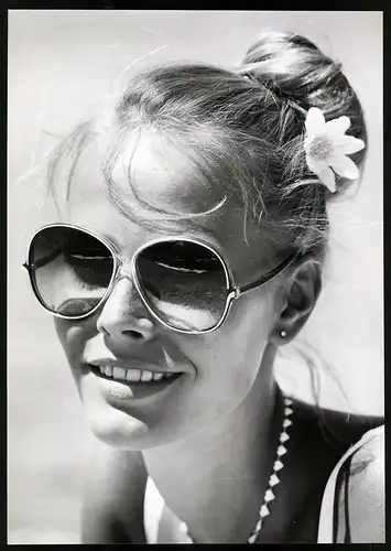 Fotografie blondes Modell trägt Menrad Sonnenbrille, Grossformat 20 x 28cm