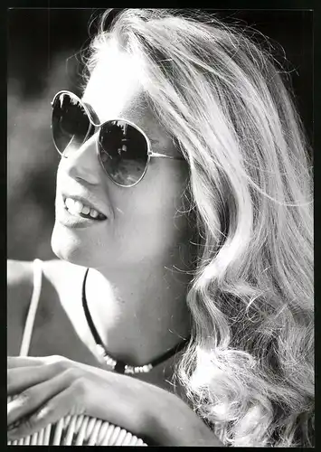 Fotografie Mode-Reklame für Menrad Sonnenbrille, hübsches blondes Modell trägt Menrad Sonnenbrille, Grossformat 20 x 28cm