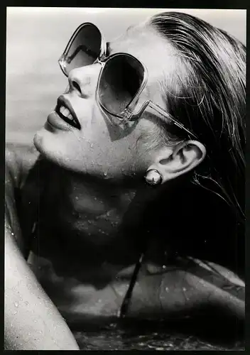 Fotografie Mode-Reklame für Menrad Sonnenbrille, hübsches Modell beim baden mit Menrad Sonnenbrille, 20 x 29cm