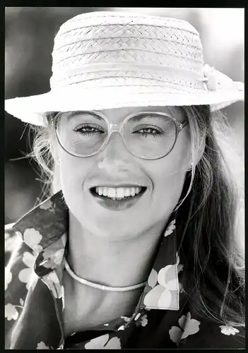 Fotografie Mode-Reklame für Menrad Brille, Modell trägt Brille & Strohhut, Grossformat 20 x 29cm