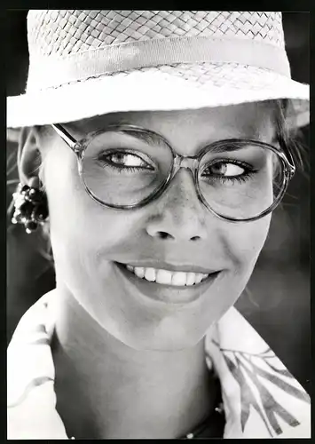 Fotografie Mode-Reklame für Menrad Brille, hübsches Modell posiert mit Hut & Brille, Grossformat 20 x 28cm