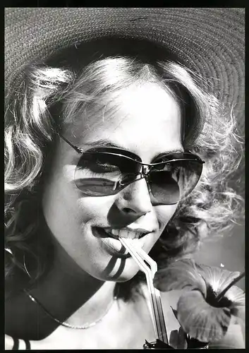 Fotografie Mode-Reklame für Atrio Sonnenbrille, blondes Modell mit Hut & Sonnenbrille trinkt Cocktail, 20 x 29cm