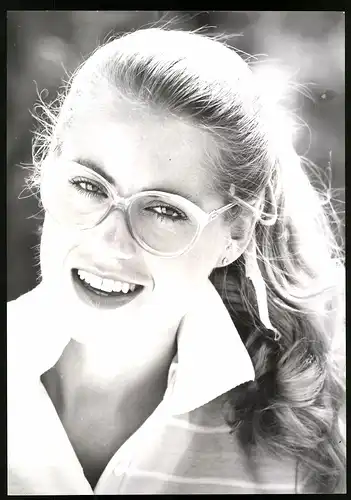 Fotografie Mode-Reklame für Atrio Brille, blondes Modell trägt Brille & Schiesser Hemd, Grossformat 20 x 29cm