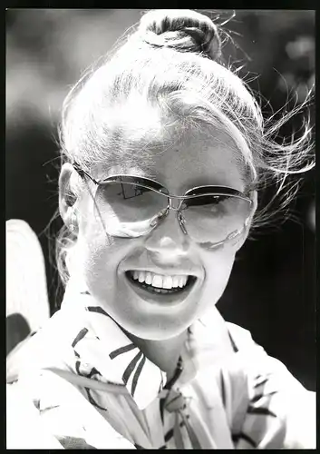 Fotografie Mode-Reklame für Atrio Sonnenbrille, Modell mit Dutt trägt Sonnenbrille, Grossformat 20 x 29cm