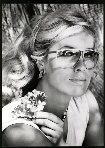 Fotografie Mode-Reklame für Atrio Sonnenbrille, hübsches Modell mit Sonnenbrille, Grossformat 20 x 29cm