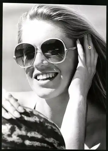 Fotografie Mode-Reklame für Menrad Sonnenbrille, lächelndes Modell posiert mit Sonnenbrille, Grossformat 20 x 28cm