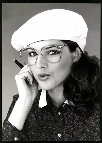 Fotografie Mode-Reklame für Menrad Brille, Brünettes Modell mit Brille und Mütze, Grossformat 20 x 28cm
