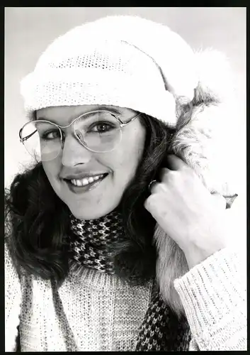 Fotografie Mode-Reklame für Menrad Brille, Modell in Winterkleidung trägt Brille, Grossformat 20 x 29cm