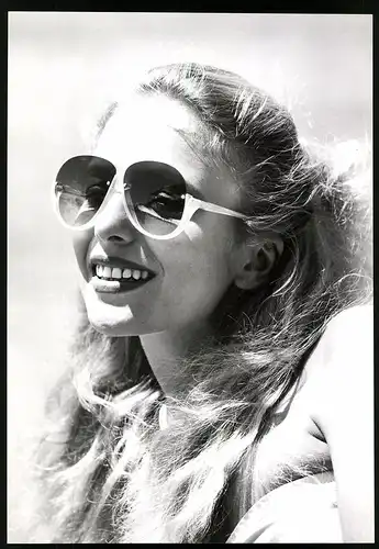 Fotografie Mode-Reklame für Menrad Sonnenbrille, junges Modell mit langem Haar trägt Sonnenbrille, Grossformat 20 x 29cm