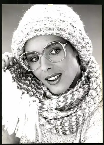 Fotografie Mode-Reklame für Menrad Brille, Modell in Winterkleidung trägt Brille, Grossformat 21 x 29cm