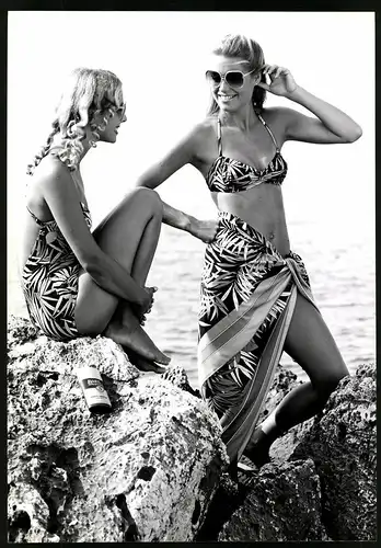 Fotografie schlanke blonde Modell's posiern im Badeanzug & Bikini, Grossformat 20 x 29cm