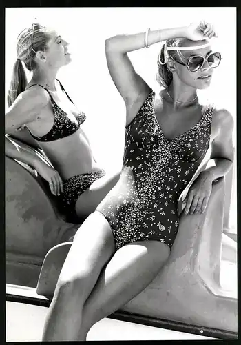 Fotografie hübsche schlanke Modell's tragen Bikini und Badeanzug, Grossformat 20 x 29cm