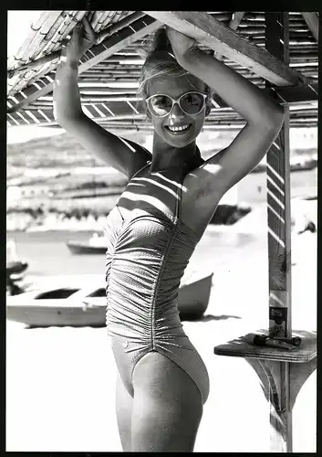 Fotografie hübsche Blondine trägt Badeanzug Einteiler Tabu, Grossformat 20 x 28cm