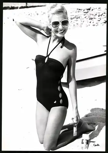 Fotografie junge hübsche Blondine posiert kniend im schwarzen badeanzug Einteiler, Grossformat 20 x 29cm