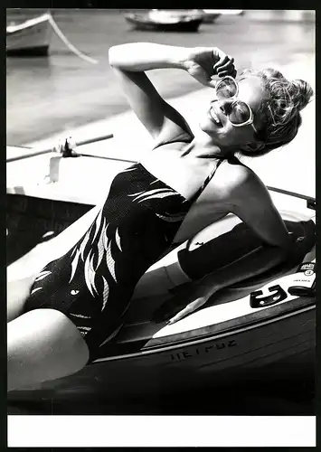 Fotografie hübsche junge Blondine im Badeanzug auf einem Boot liegend, Grossformat 20 x 29cm
