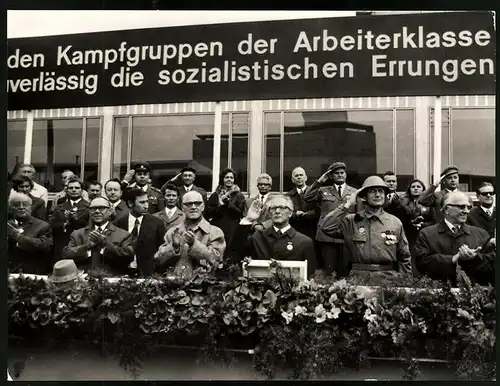 Fotografie Berlin, Erich Honecker bei Parade Kampfgruppen der Arbeiterklasse DDR, Tribüne mit Funktionären & Militärs