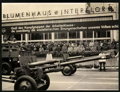 Fotografie Berlin, Erich Honecker bei Parade Kampfgruppen der Arbeiterklasse DDR, Tribüne mit Politikern & Offizieren