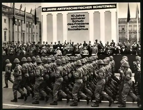 Fotografie Berlin, Erich Honecker bei Parade Kampfgruppen der Arbeiterklasse DDR, Politiker & Offiziere auf Tribüne