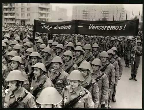 Fotografie Berlin, Parade Kampfgruppen der Arbeiterklasse DDR, Soldaten paradierend