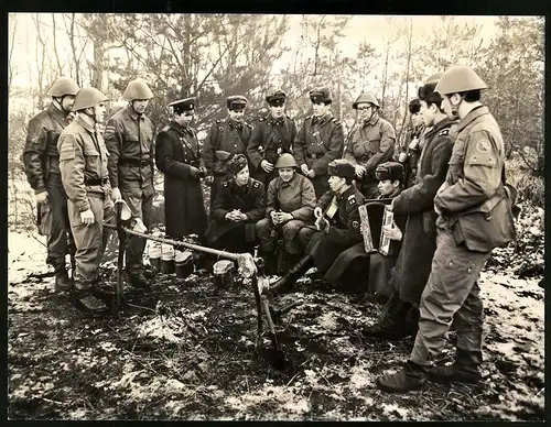 Fotografie Kampfgruppen der Arbeiterklasse DDR und Sowjet-Soldaten gemeinsam im Biwak