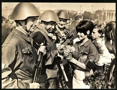 Fotografie Berlin, Parade Kampfgruppen der Arbeiterklasse DDR, FDJ-Mädchen steckt Soldaten Blumen an