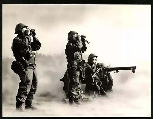 Fotografie Kampfgruppen der Arbeiterklasse DDR, Soldaten mit Gasmaske & Panzerfaust im Manöver