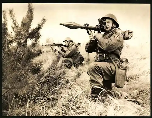 Fotografie Kampfgruppen der Arbeiterklasse DDR, Soldat mit Panzerfaust & Sturmgewehr AK-47