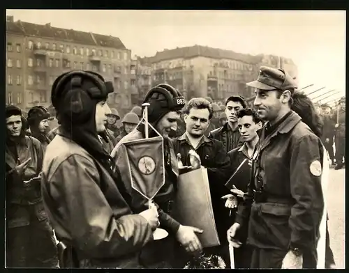Fotografie Berlin, Parade Kampfgruppen der Arbeiterklasse DDR, Panzerfahrer werden geehrt