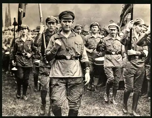 Archiv-Fotografie Ernst Thälmann Führer Roter Frontkämpferbund & Vorsitzender der KPD führt Parade an