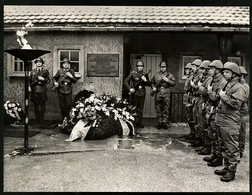 Fotografie Ansicht Buchenwald, Kampfgruppen der Arbeiterklasse & NVA gedenken Ernst Thälmann im KZ-Buchenwald