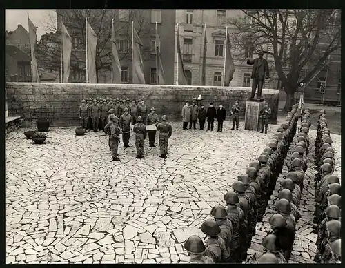 Fotografie Ansicht Weimar, Buchenwaldplatz, DDR Soldaten gedenken Ernst Thälmann