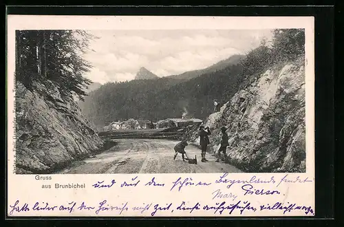 AK Brunbichel, Landstrasse mit Blick in den Ort