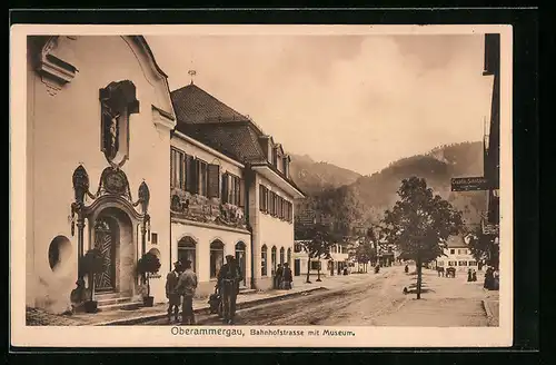 AK Oberammergau, Bahnhofstrasse mit Museum