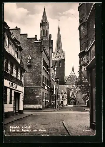 AK Bitterfeld, Markt, Blick auf Rathaus und Kirche
