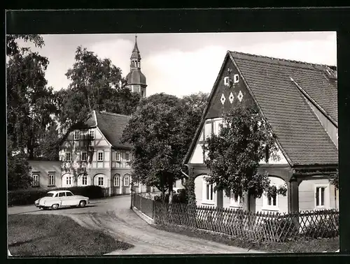 AK Schönbach, Erholungsort, Strassenpartie mit Auto