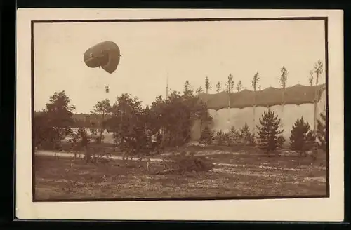 AK Militär-Ballon mit EK, Halle getarnt