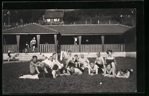 Foto-AK Calw, Gruppe in Badebekleidung vor einem Holzgebäude im Jahr 1929