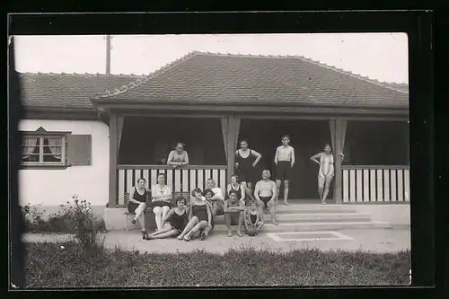 Foto-AK Calw, Gruppe in Badebekleidung an einem Gebäude mit Veranda im Jahr 1929