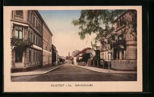 AK Neustadt i. Sa., Bahnhofstrasse mit Neustädter Bank