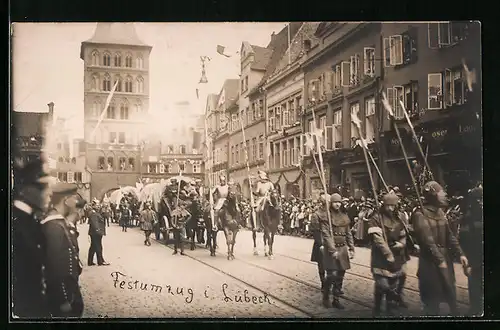 Foto-AK Lübeck, Festumzug in der Innenstadt