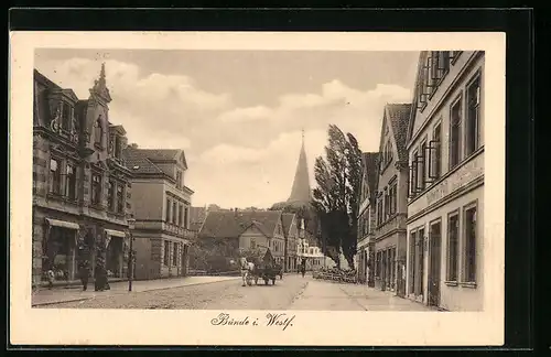AK Bünde i. Westf., Strassenpartie mit Kutsche und Kirchturm