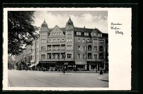 AK Berlin-Spandau, Hafen-Platz mit Geschäften
