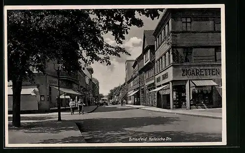 AK Bitterfeld, Hallesche Strasse mit Geschäften