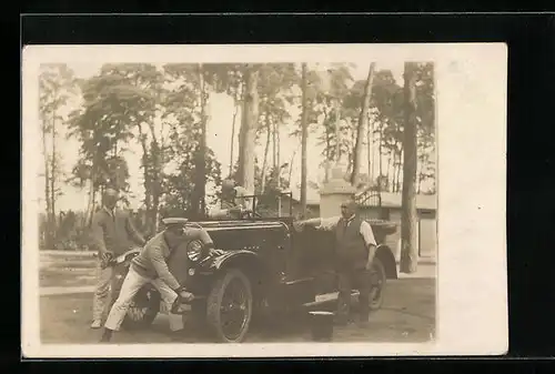 Foto-AK Drei Männer waschen ein Auto