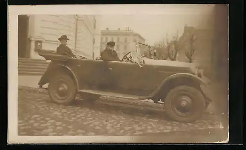 Foto-AK Zwei Männer im Auto auf der Strasse